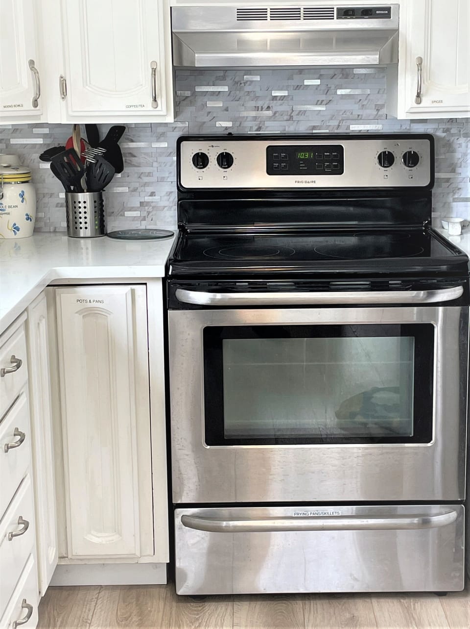 Stove/fridge/microwave in kitchen 