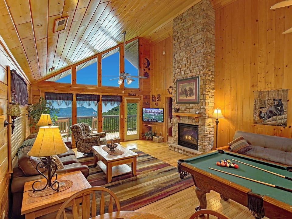Enjoy the large screen HD TV, fireplace and beautiful mountain view!