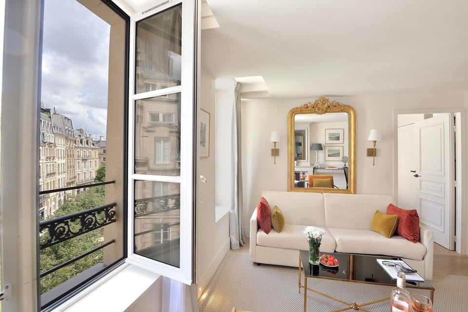 Enjoy stunning viewd over Place Dauphine.