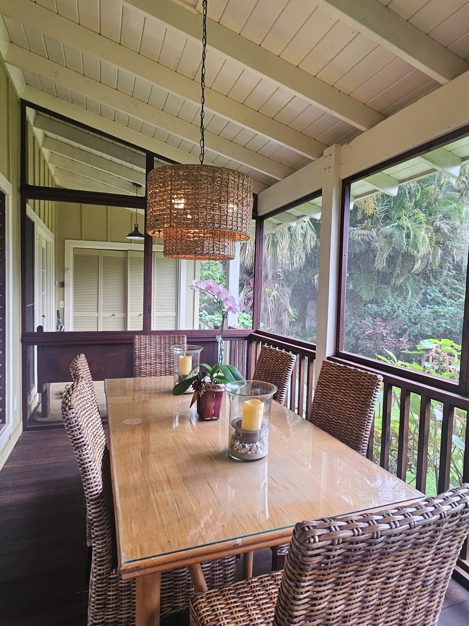 screened in dining porch