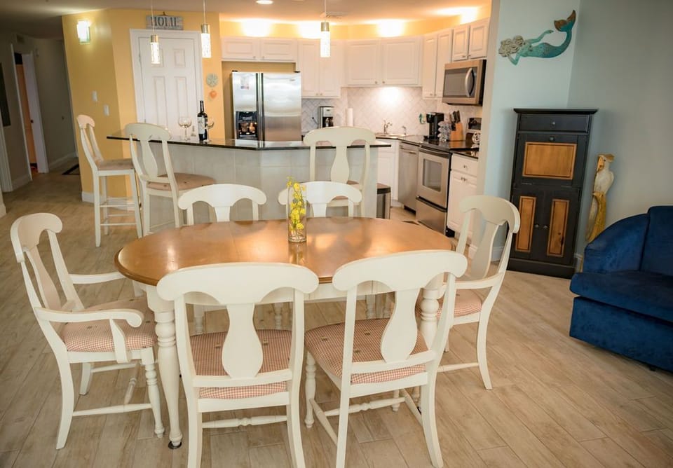 Dining Area & Kitchen Background
