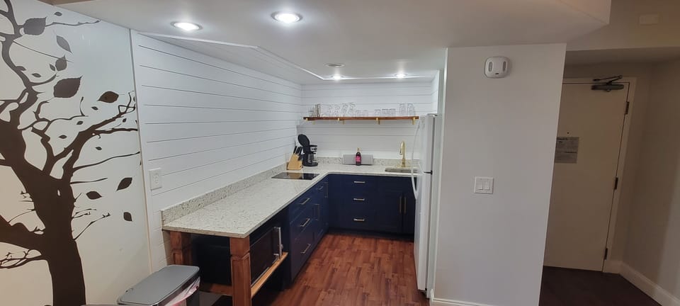 Newly remodeled kitchen has everything you need! 