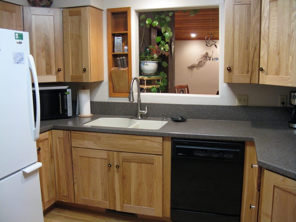 Passthru into gathering room from kitchen