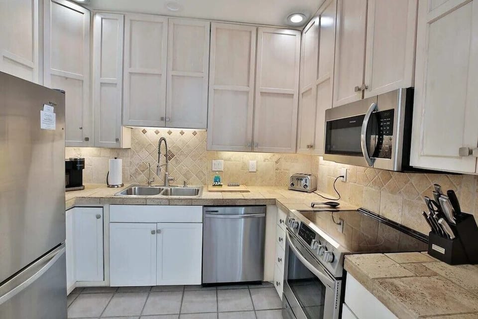 FULLY EQUIPPED KITCHEN - FULLY EQUIPPED KITCHEN