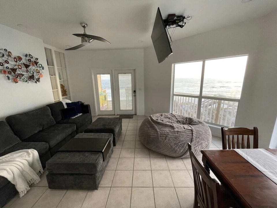 SPACIOUS LIVING AREA "LOVESAC", FURNISHINGS - SPACIOUS LIVING AREA "LOVESAC", FURNISHINGS