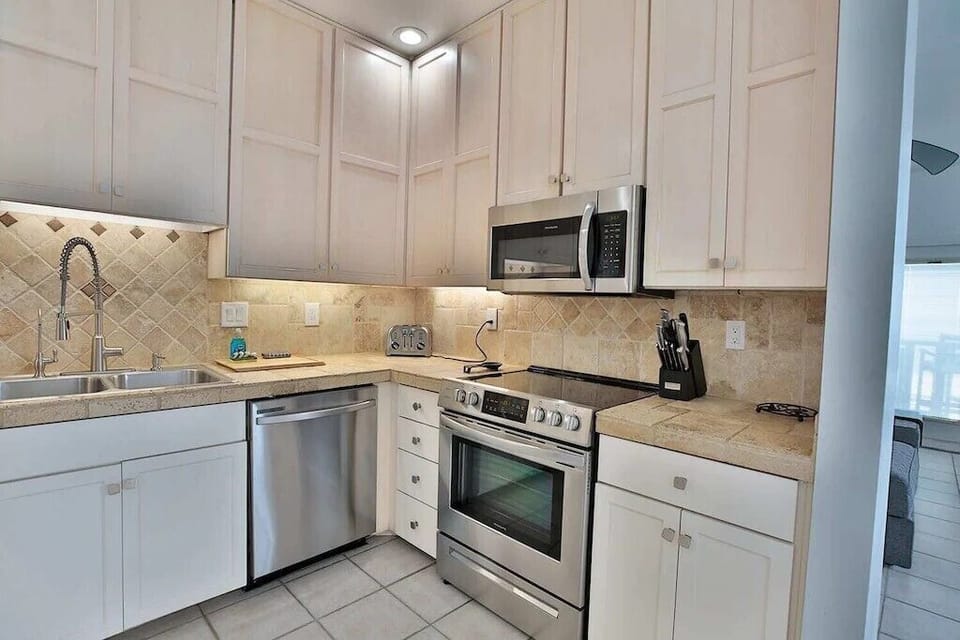 FULLY EQUIPPED KITCHEN - FULLY EQUIPPED KITCHEN