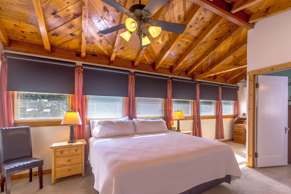 king bed, master bedroom