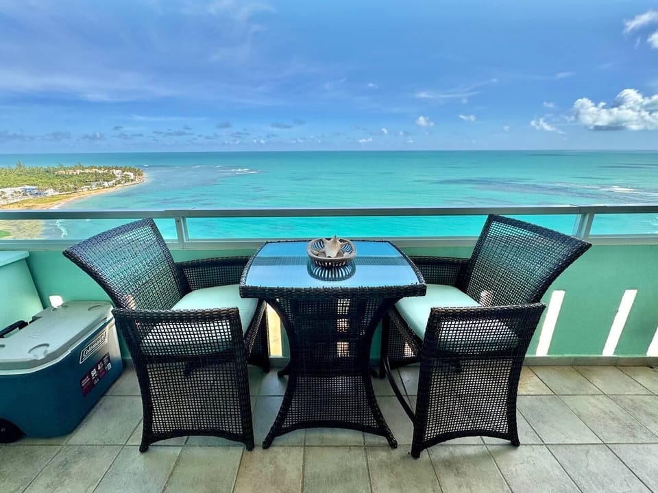 Breakfast or romantic dinner and drinks... al fresco