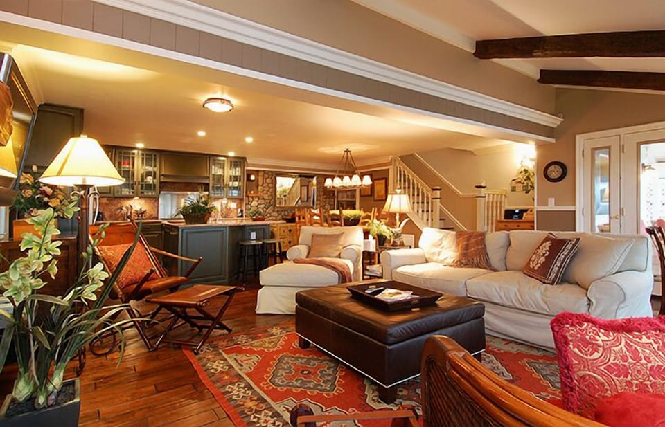 Living room with view to 
kitchen & dining room 
Amazing views!
 4 bedrooms