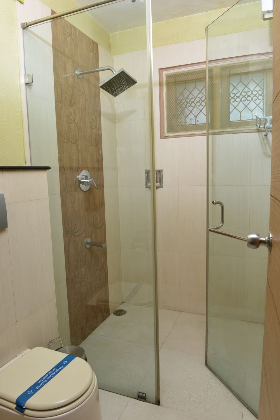 Superior Studio, 1 Queen Bed, Non Smoking, City View | Bathroom | Shower, rainfall showerhead, free toiletries, towels