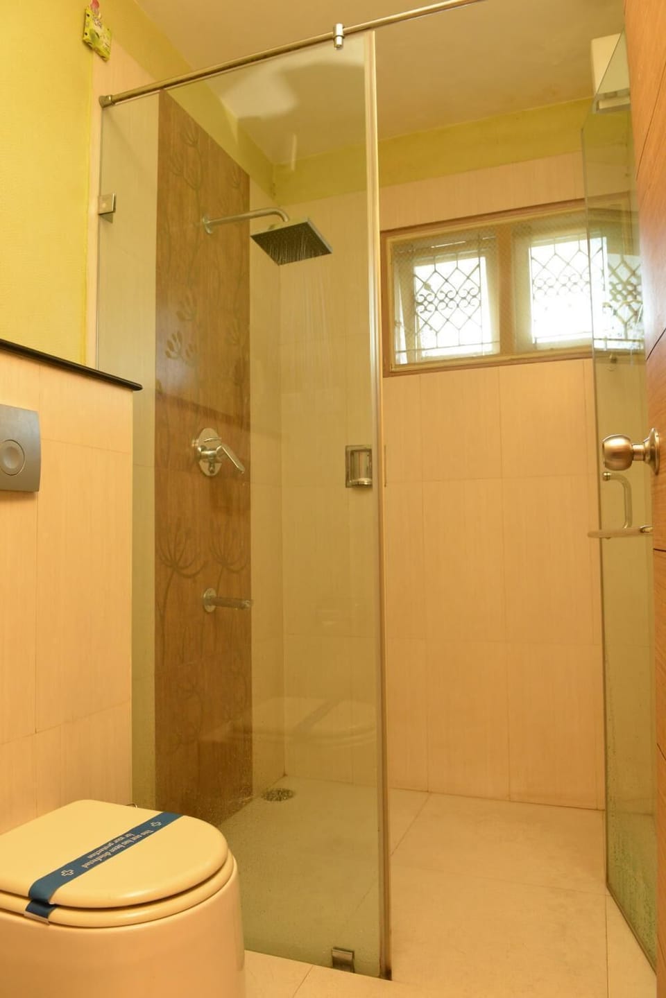 Shower, rainfall showerhead, free toiletries, towels