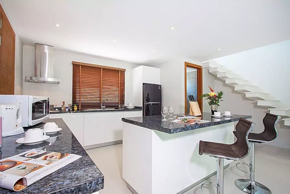 2-Bedroom VIlla | Private kitchen | Full-size fridge, microwave, oven, stovetop