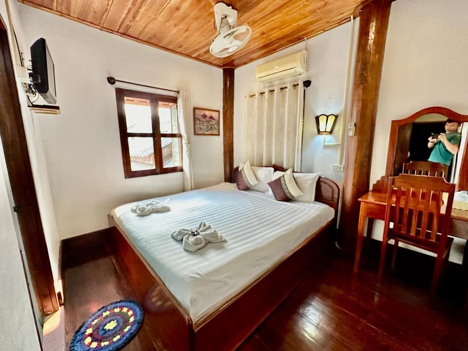 Standard Double Room | Living area | Flat-screen TV