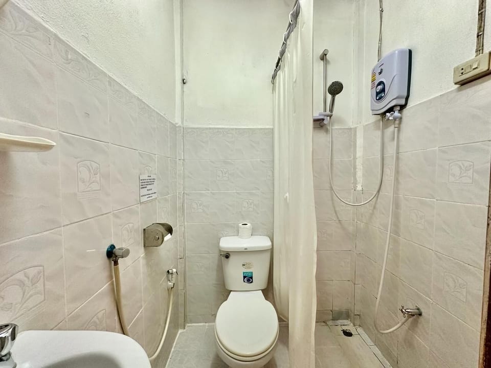 Shower, rainfall showerhead, free toiletries, towels