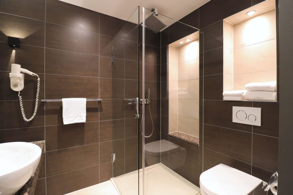 Double Room | Bathroom | Shower, rainfall showerhead, free toiletries, hair dryer