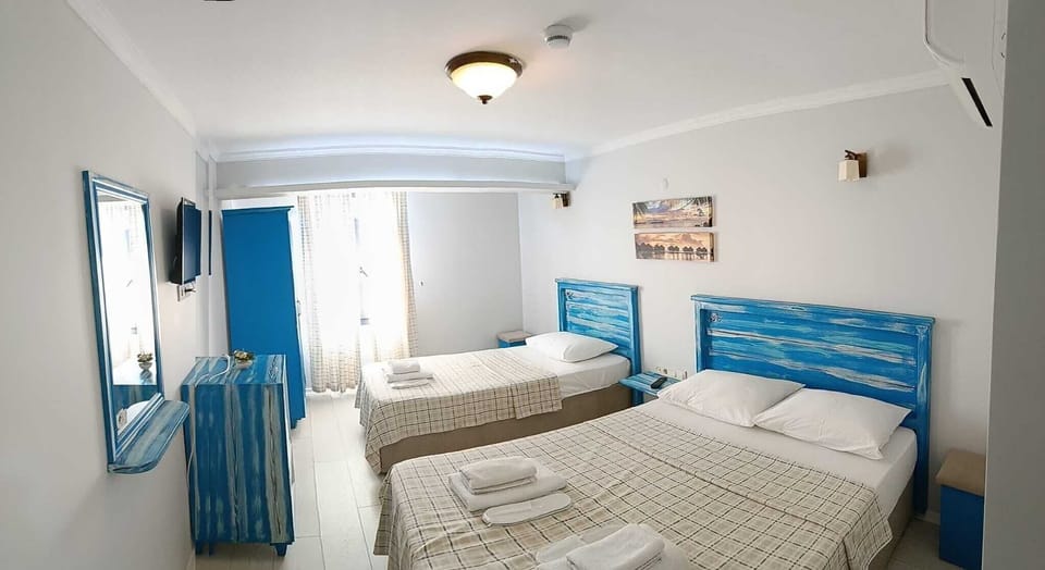 Triple Room | Desk, bed sheets