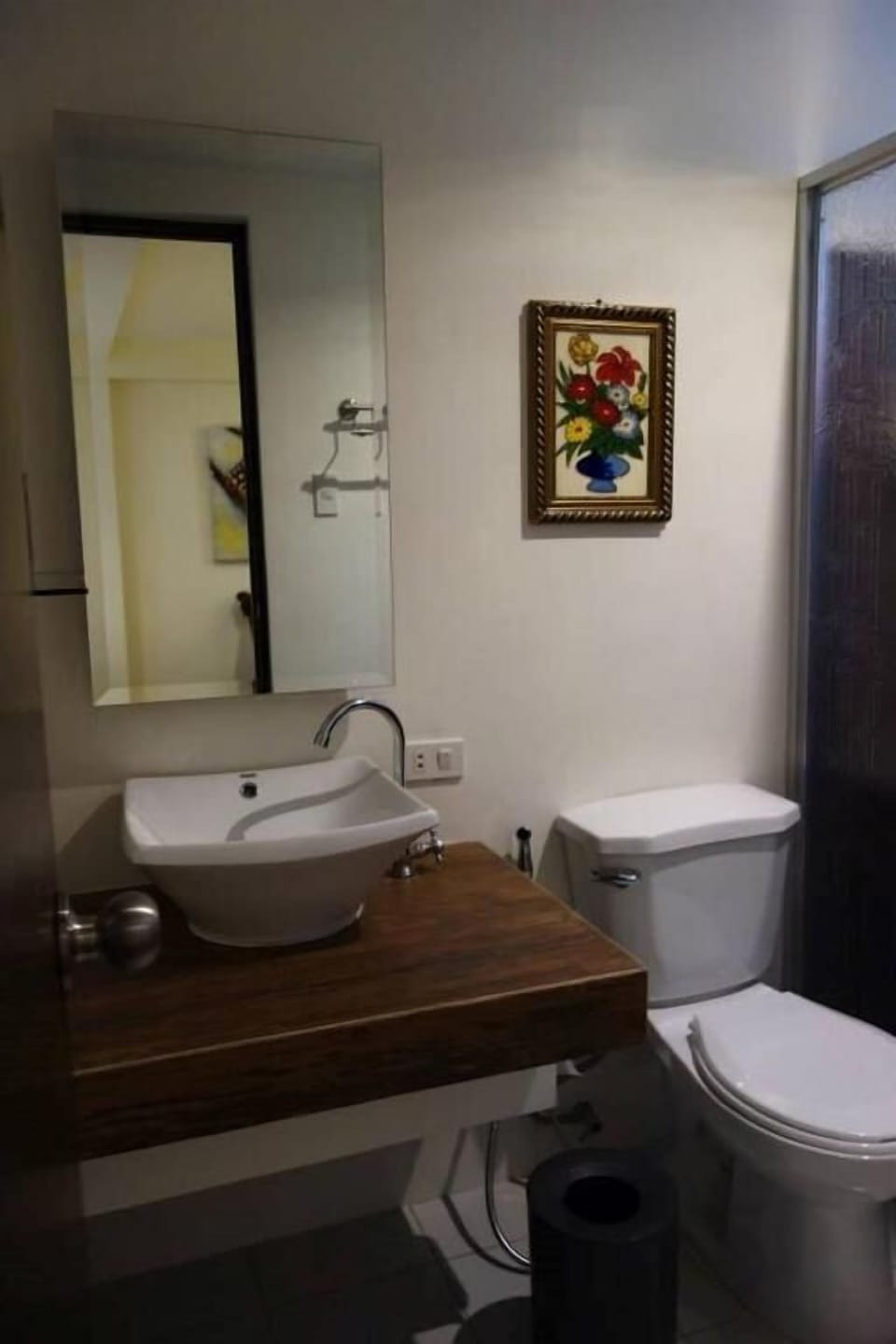 Shower, free toiletries, bidet, towels