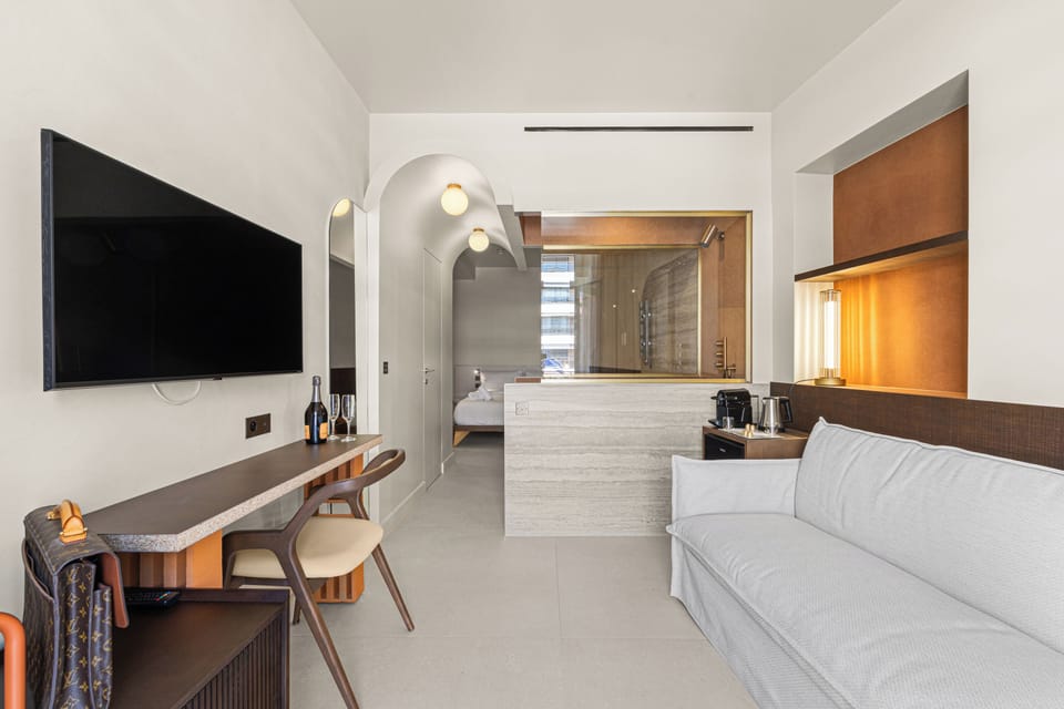 Suite Balcon Mer | Living area | 32-inch flat-screen TV with cable channels, TV