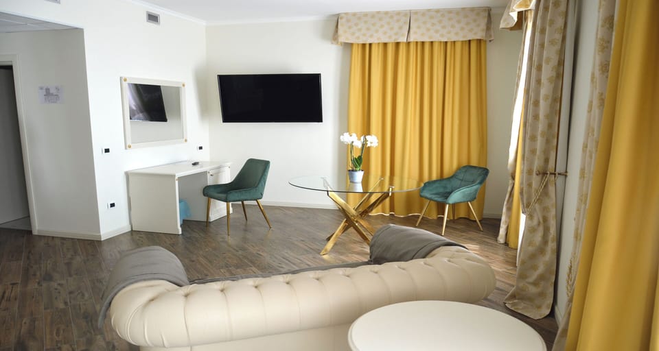 Junior Suite, 1 Queen Bed, Non Smoking, Balcony (Hot Tub; 2 Bathrooms) | Premium bedding, minibar, in-room safe, desk
