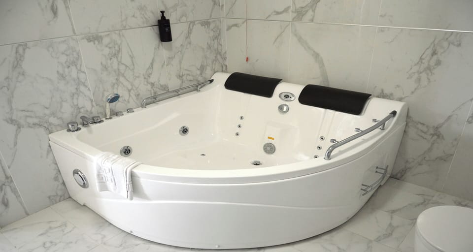 Junior Suite, 1 Queen Bed, Non Smoking, Balcony (Hot Tub; 2 Bathrooms) | Bathroom | Shower, free toiletries, hair dryer, bidet