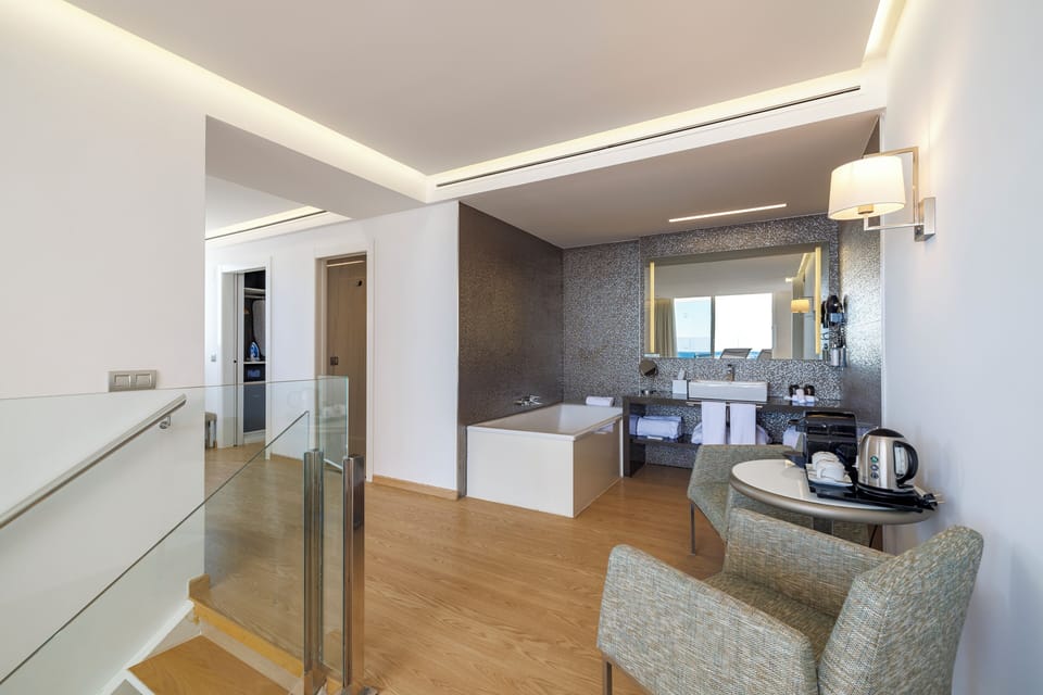 Panoramic Penthouse, Jetted Tub, Sea View (Suite) | Bathroom | Free toiletries, hair dryer, towels