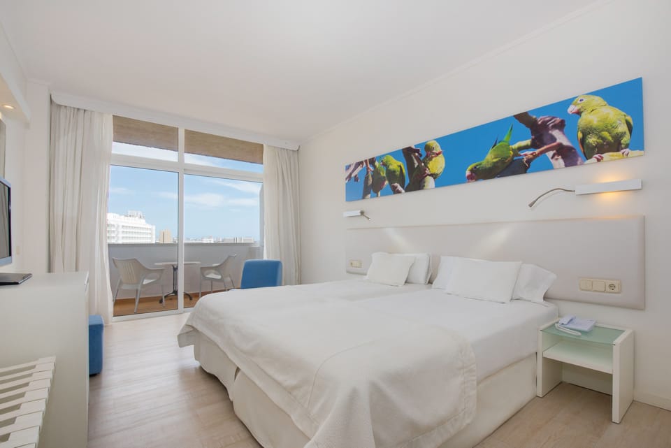 Twin Room, Sea View | Minibar, in-room safe, individually decorated, individually furnished