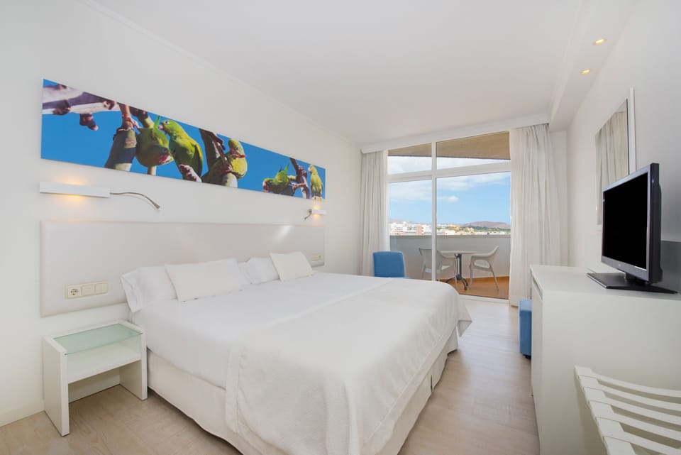 Minibar, in-room safe, individually decorated, individually furnished