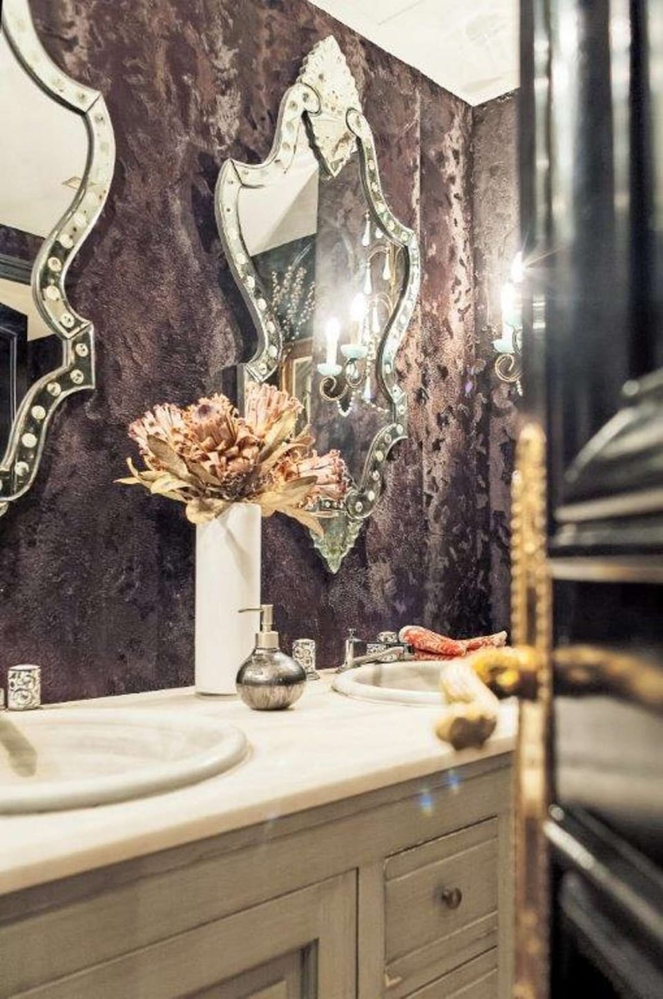 Combined shower/tub, free toiletries, hair dryer, bathrobes