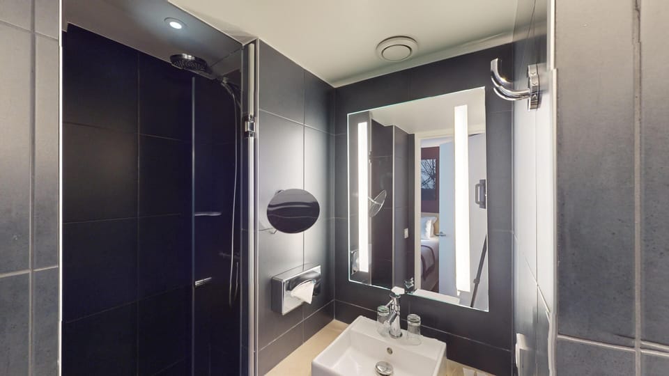 Classic Room, 1 Twin Bed, Non Smoking | Bathroom | Shower, rainfall showerhead, free toiletries, hair dryer