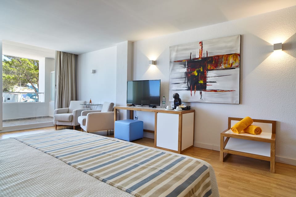 Elite Double Room, Balcony | Minibar, desk, blackout drapes, soundproofing