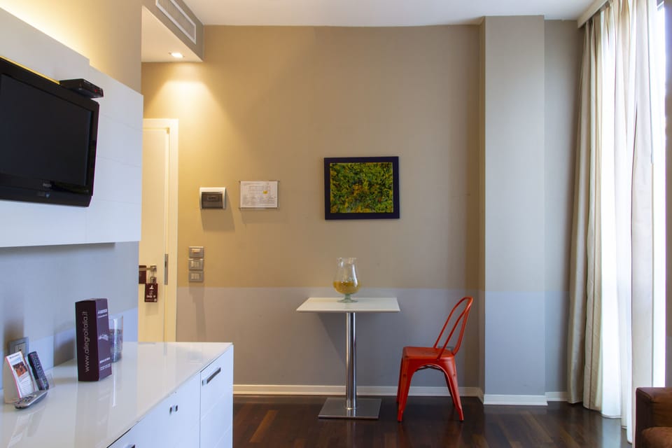 Junior Suite, Hot Tub | Living area | 19-inch TV with satellite channels