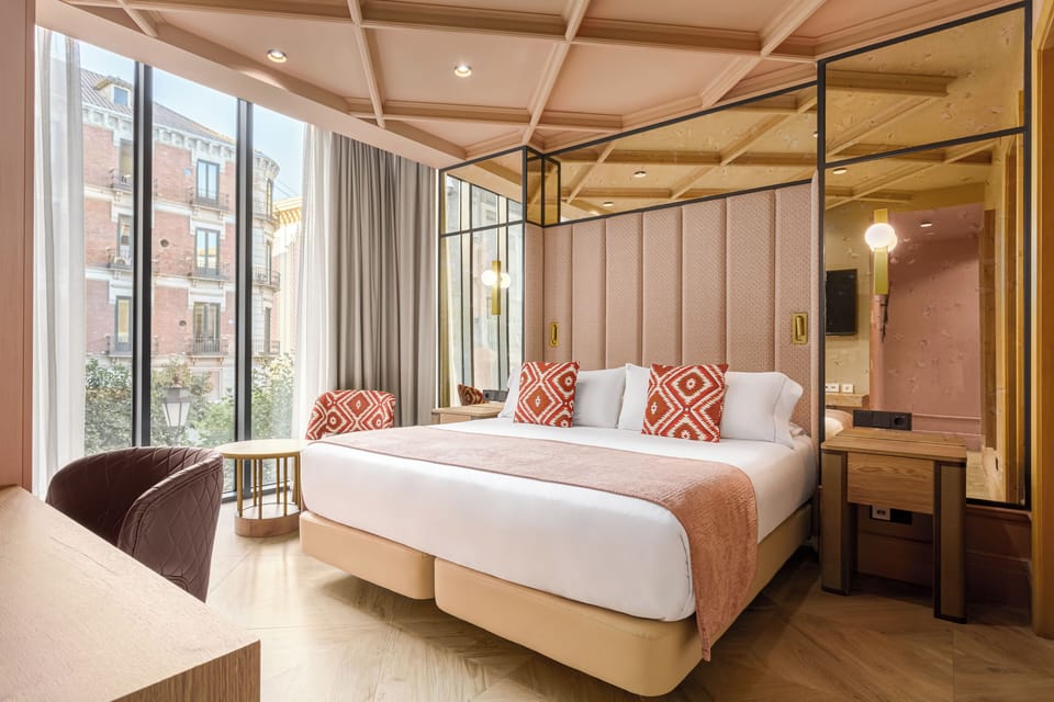 Deluxe Room | Minibar, in-room safe, soundproofing, iron/ironing board