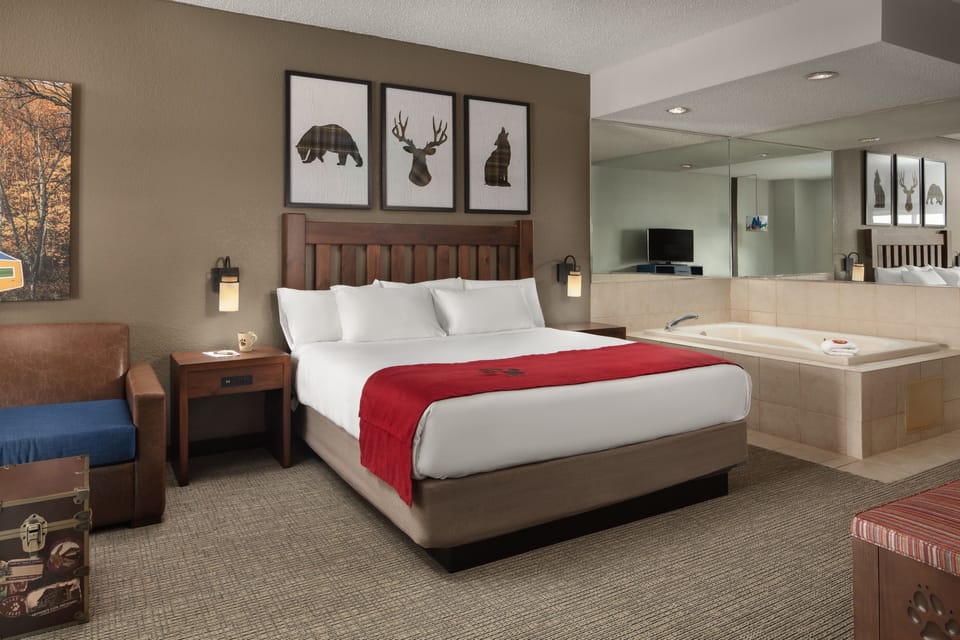 Whirlpool Suite - Water Park Included | In-room safe, iron/ironing board, high-speed internet, alarm clocks