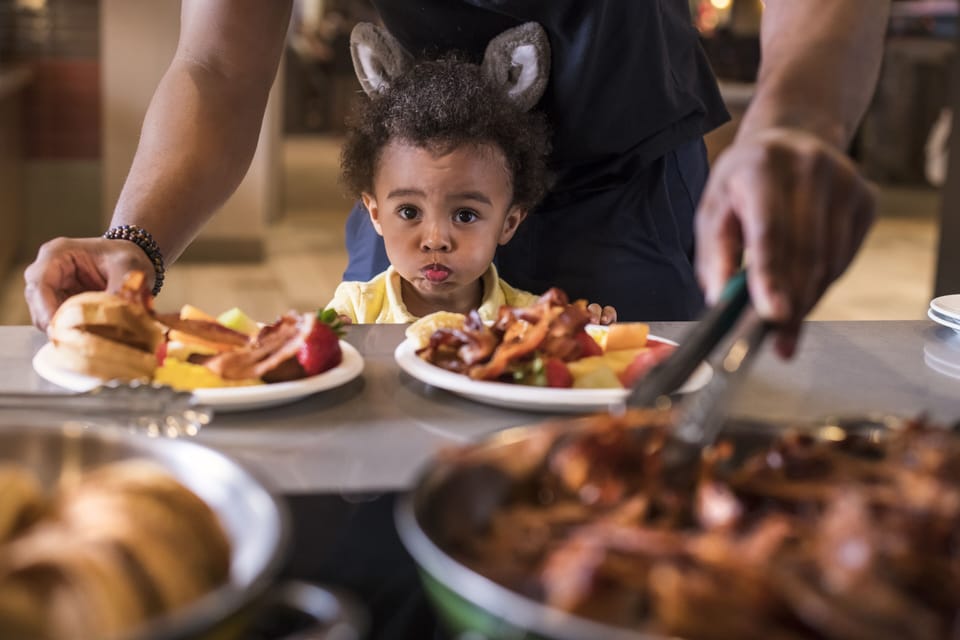 5 restaurants; breakfast, lunch, and dinner served