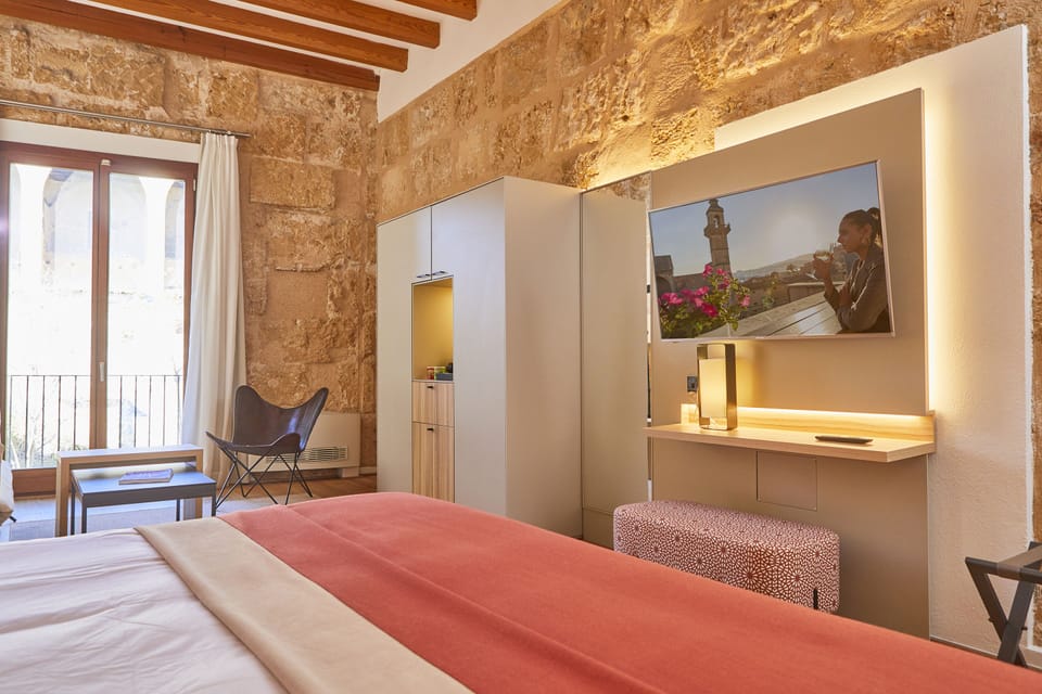 Junior Suite | Minibar, in-room safe, blackout drapes, iron/ironing board