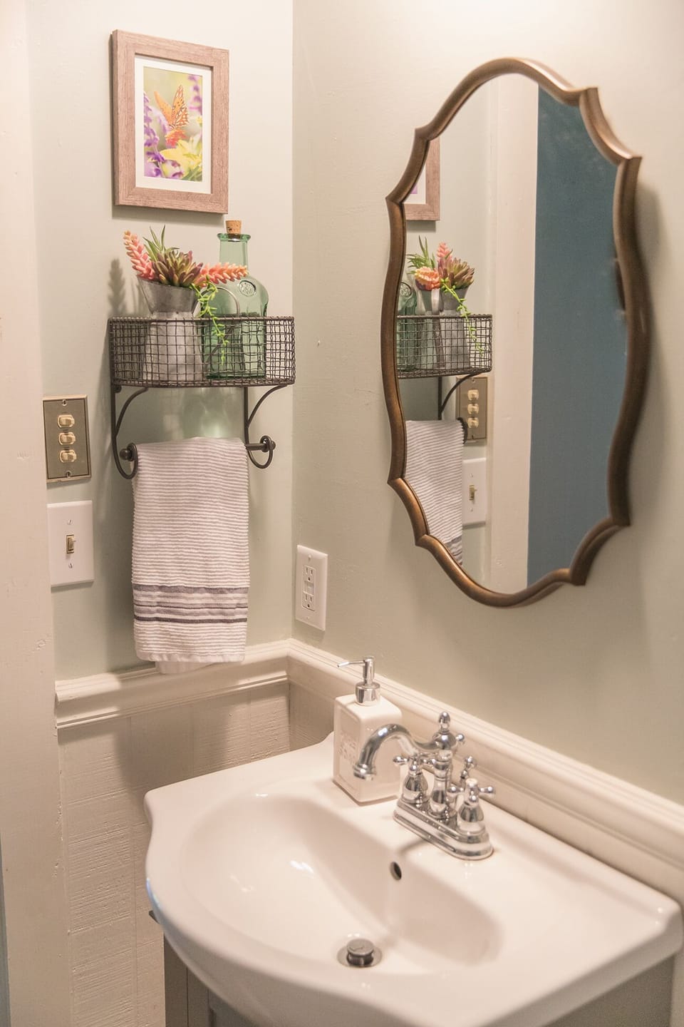 Guest Bathroom - Tub/Shower combo