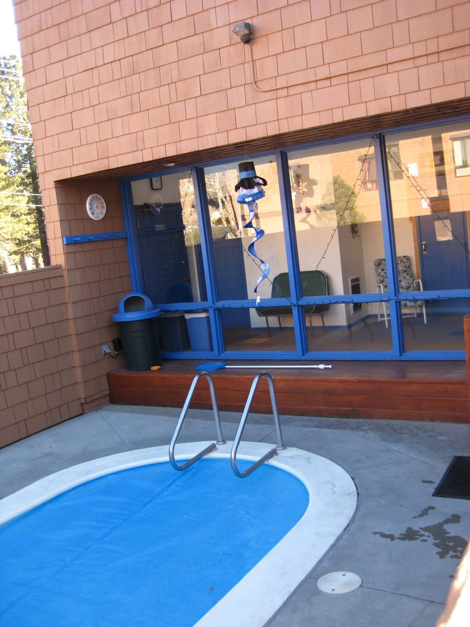 Big ol' hot tub just steps from your front door. There's also a dry sauna too!
