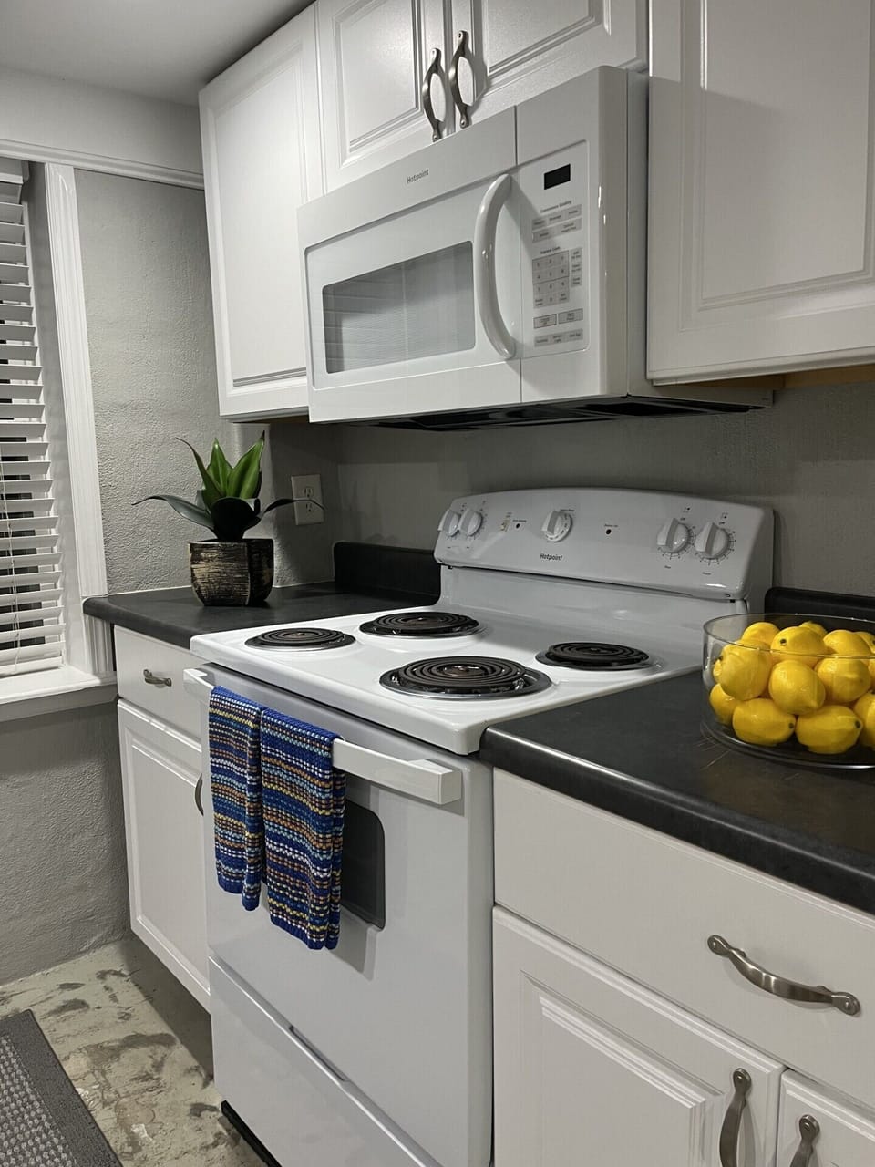 kitchen/stove area

