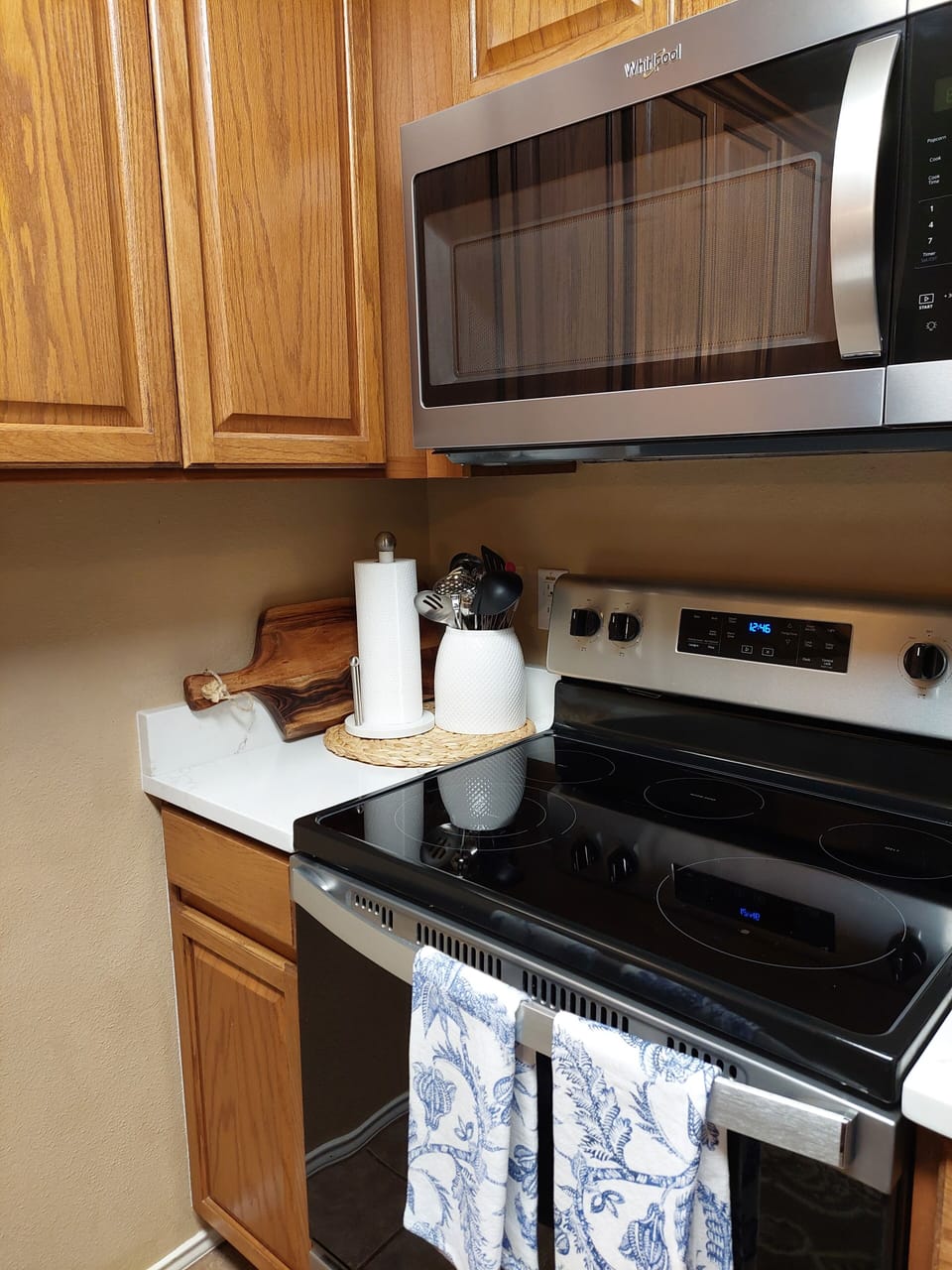 kitchen equipped with fridge, microwave, oven/range, dishwasher, and ice maker