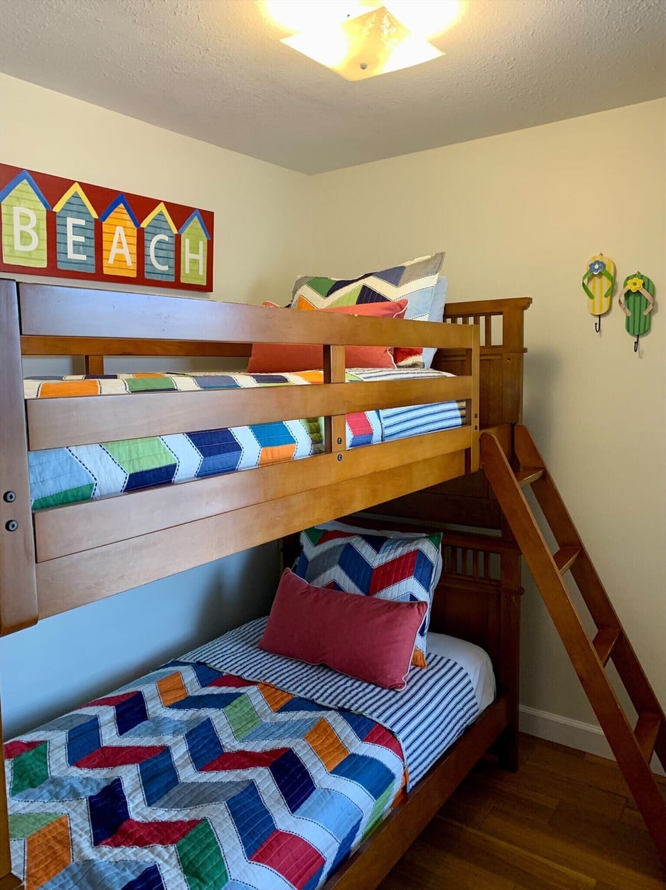 Bright and colorful bunk room - includes a smart tv too!