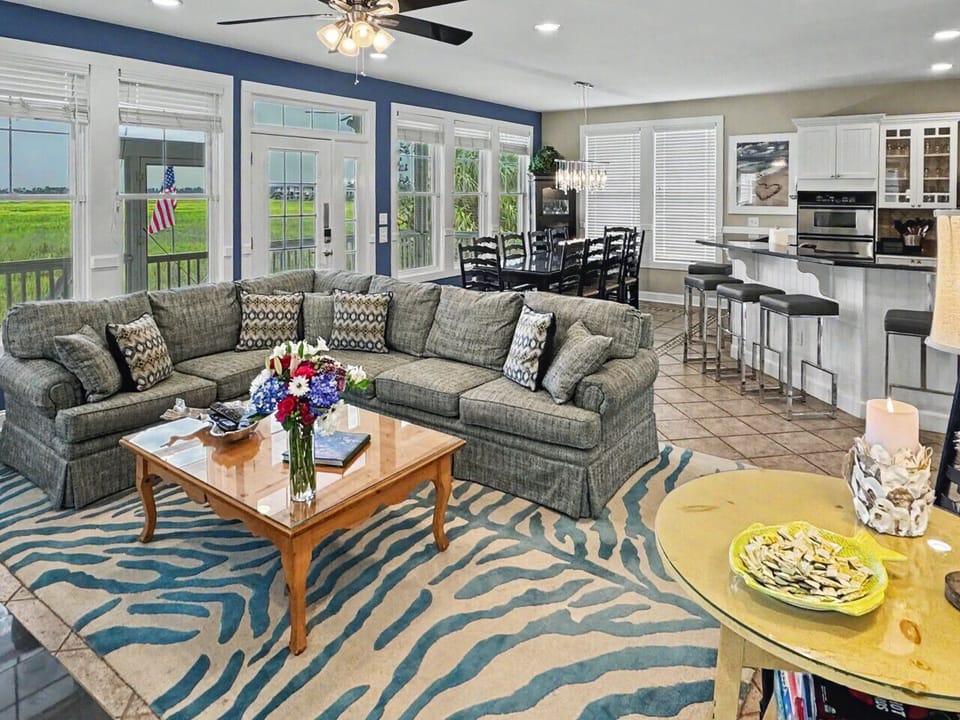 The OPEN FLOORPLAN is a fan favorite, so everyone can join in the conversations and fun. Amazing views all day long!