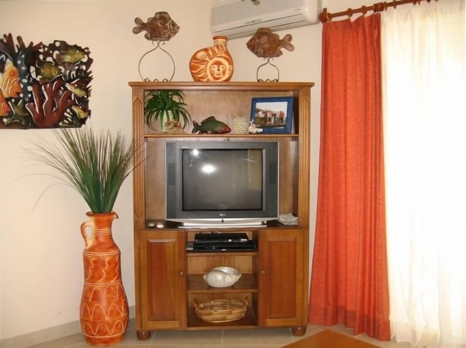 Entertainment Center - Ipod/Stereo/DVD/Satellite/Internet/Local Cell Phone