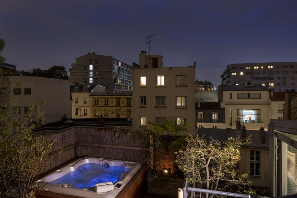 Outdoor spa tub
