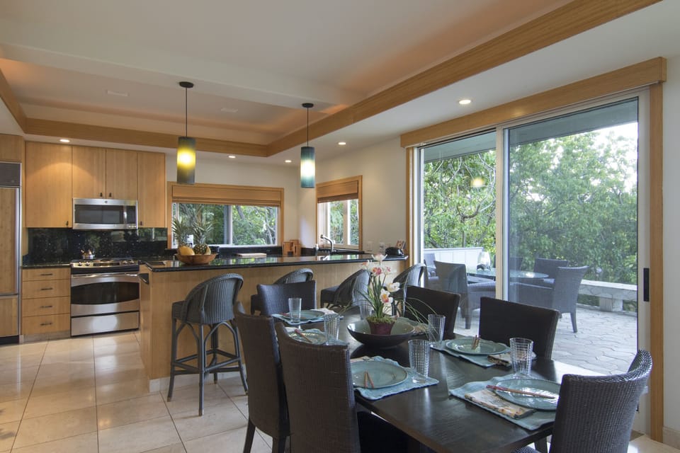 Open dining area and kitchen
with bar. Sliding doors to lanai.