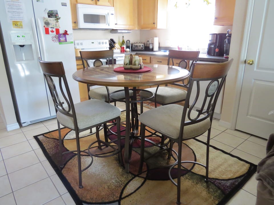 New counter heighth Table and chairs