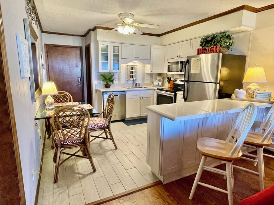 Beautiful, well-stocked & remodeled kitchen w QUARTZ counters & stainless steel!