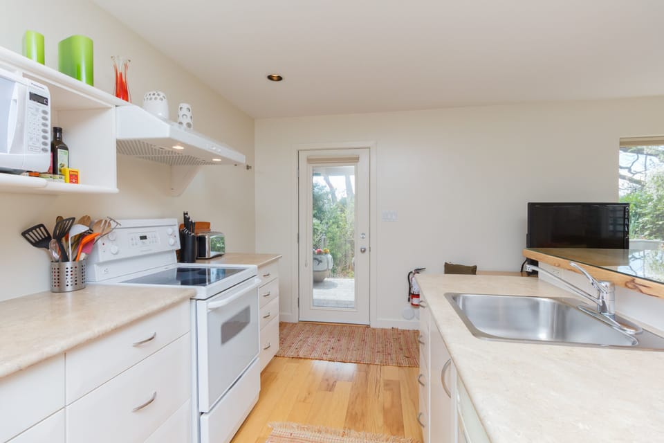 Fridge, stove, Microwave, Dishwasher, Washer and Dryer