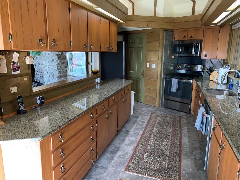 Kitchen w/ Walk-in Pantry and Side-by-Side Fridge/Freezer w/ Water/Ice Dispenser