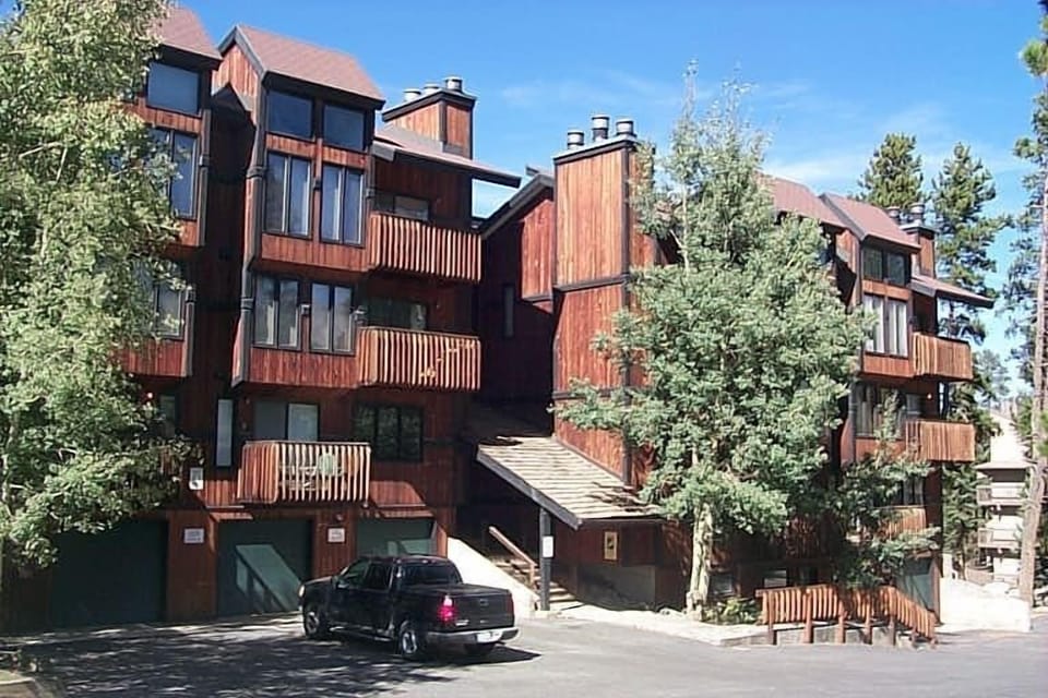 Four O'clock Lodge, located just blocks from downtown and ski-in, walk to lift