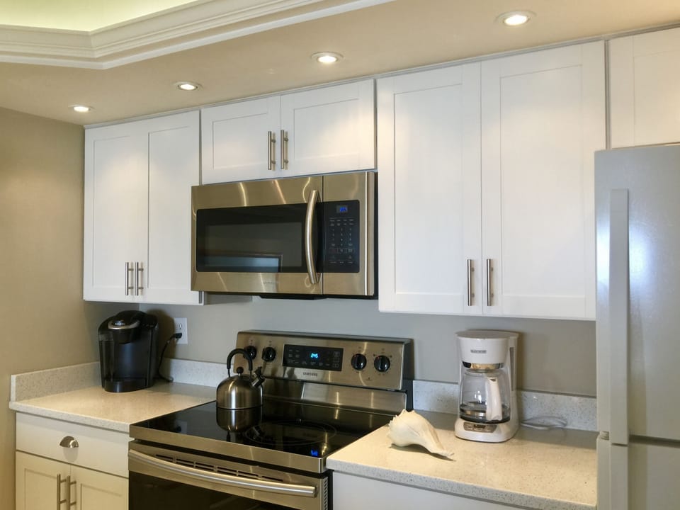 Modern, fully stocked kitchen, quartz counters! Of course a Keurig coffee maker.